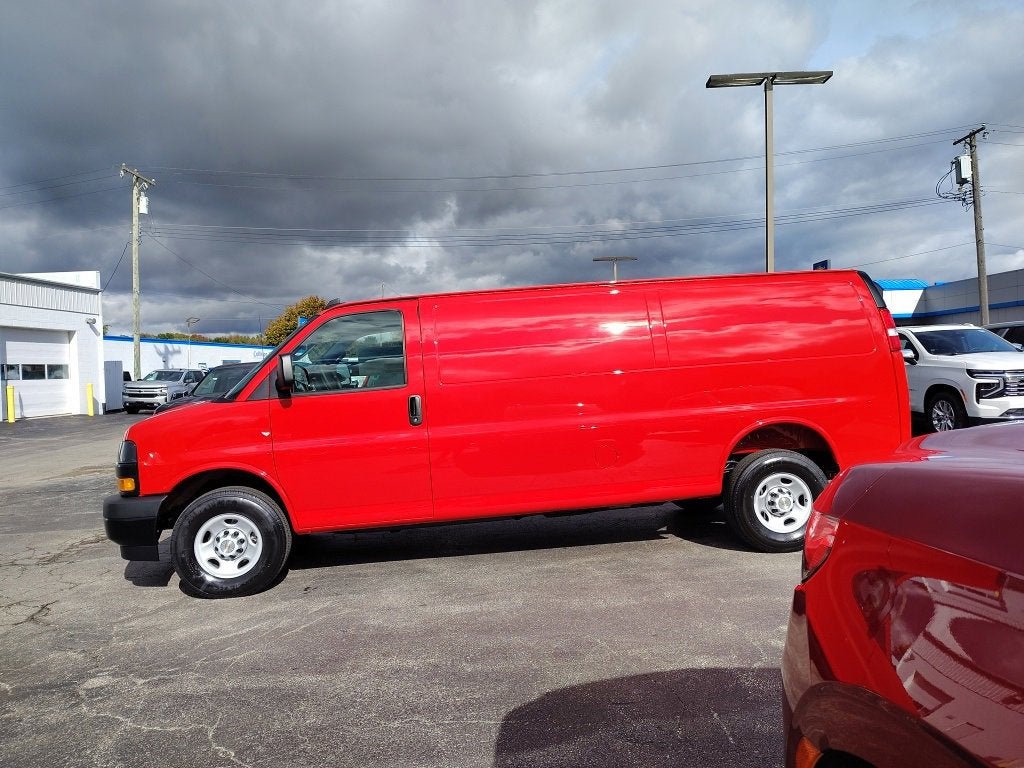 2025 Chevrolet Express Cargo 3500 WT